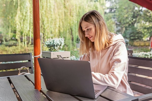 Quelles stratégies pour aider les petites entreprises à se digitaliser et à augmenter leur présence en ligne ?